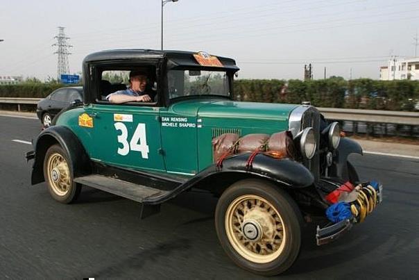 Insgesamt nehmen an der diesjährigen Rallye zehn Chevrolets der Baujahre 1928 bis 1941 teil. Einer dieser Klassiker ist der Chevrolet Coupé von Dan Rensing. Er stammt aus dem Jahr 1930 und hat einen Sechszylindermotor mit 50 PS unter der Haube.